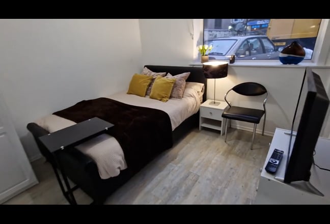 Studio 500m Subway,all  bills inc,private garden Main Photo