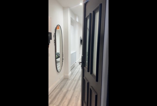 Modern Double room with Ensuite & weekly cleaner Main Photo