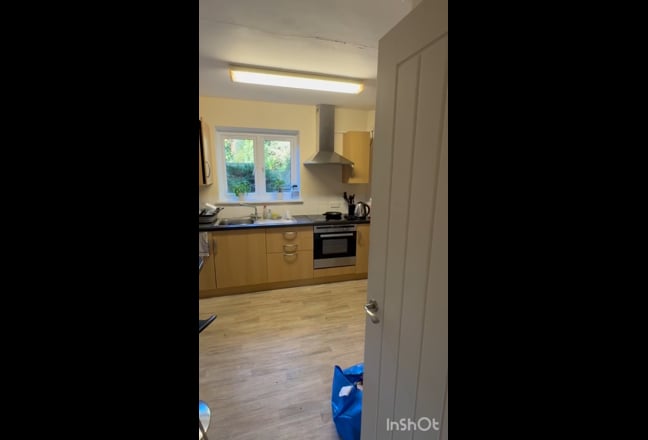 Modern Professional House Share Main Photo