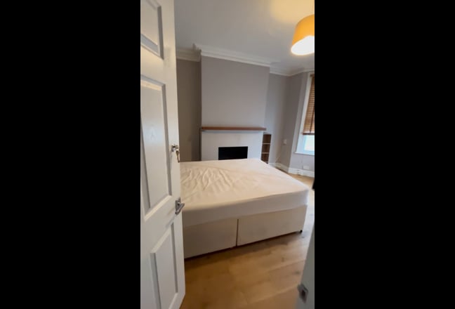 Northfields Houseshare - large room - bargain Main Photo