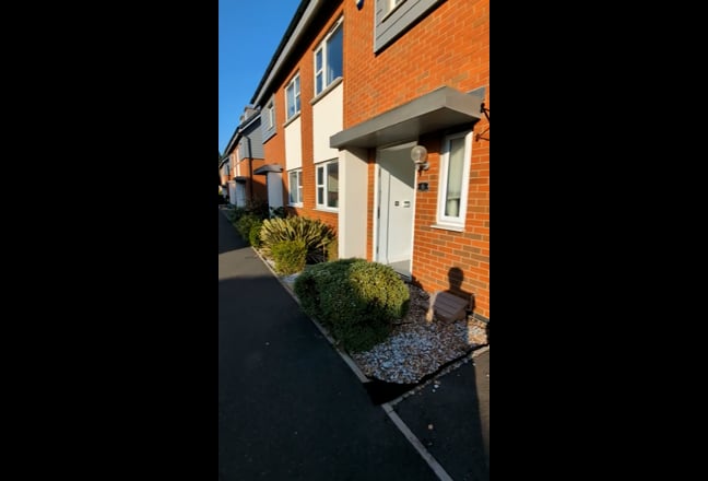 Ensuite & Double Rooms in modern shared House Main Photo