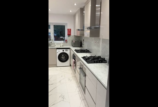 A small double room for Professional Singles Main Photo