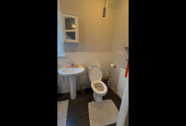 Beautiful Double room XL with pvt bathroom, CR4 Main Photo