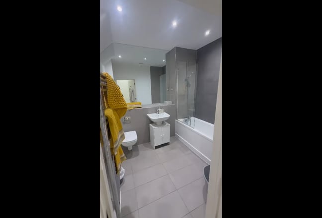 Double bedroom with own private bathroom Main Photo