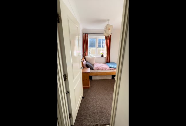 Room to rent at Cowley in shared house Main Photo