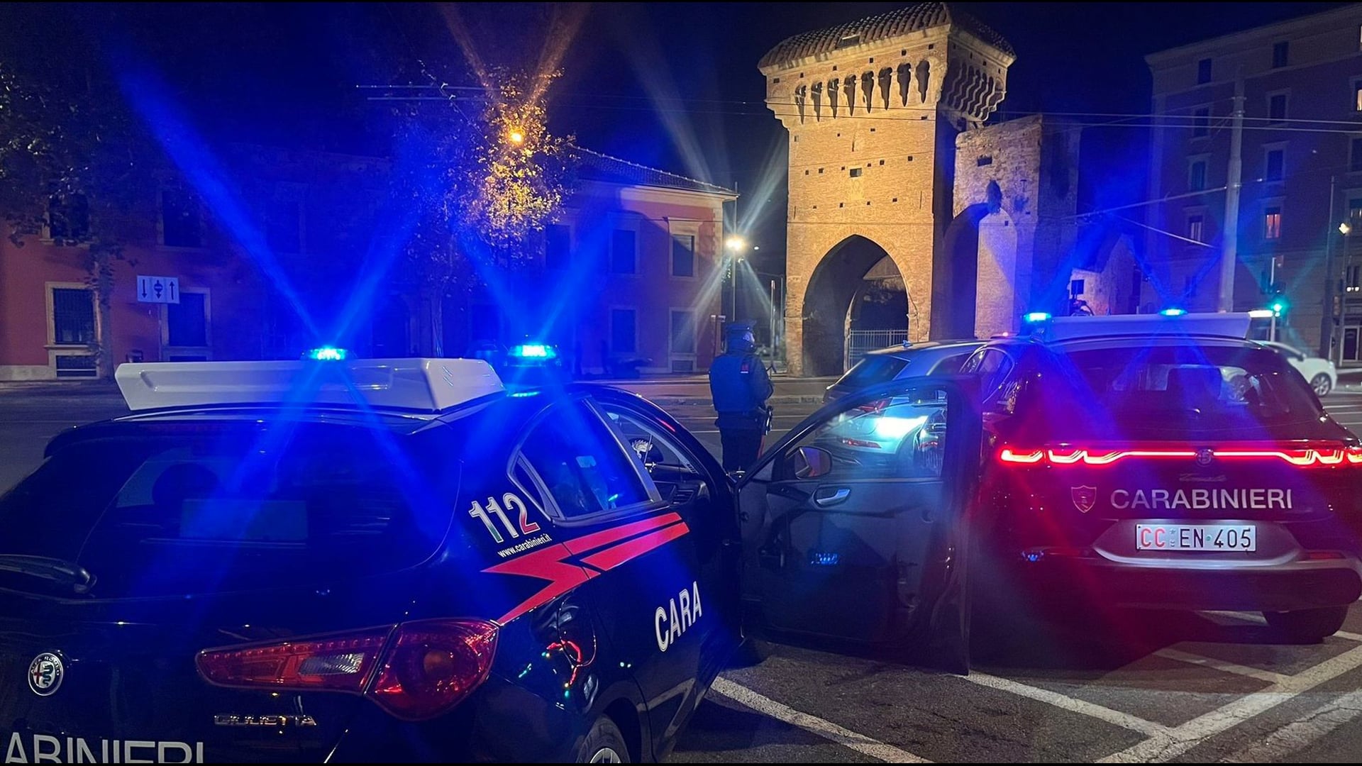 Passeggero armato minaccia autista del bus e lo obbliga a non fermarsi