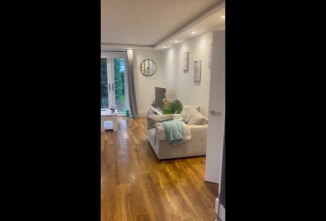 2 bedroom flat to rent, spacious with shared garde Main Photo