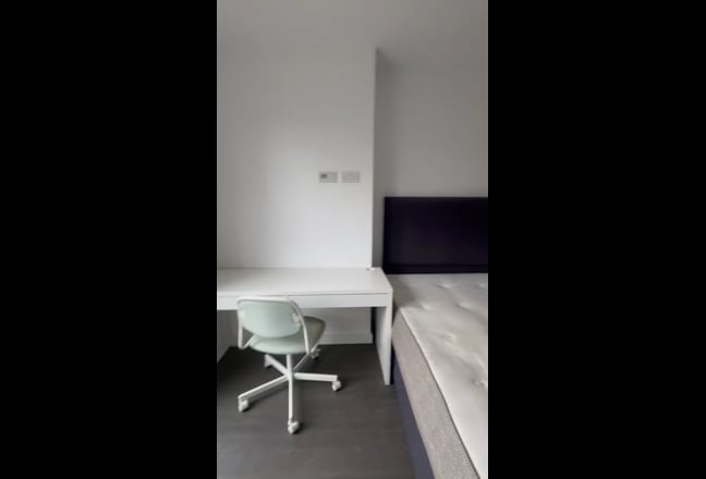 Double en-suite room close to city centre (LS2) Main Photo