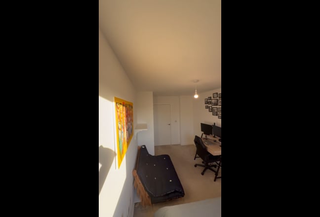 Bright double room in well-connected 2-bed flat Main Photo