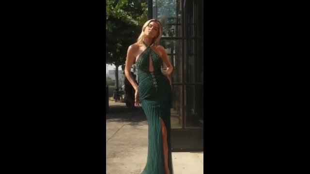 Vestido Longo Verde Esmeralda Luxo com Brilho, Decote Halter e Fenda