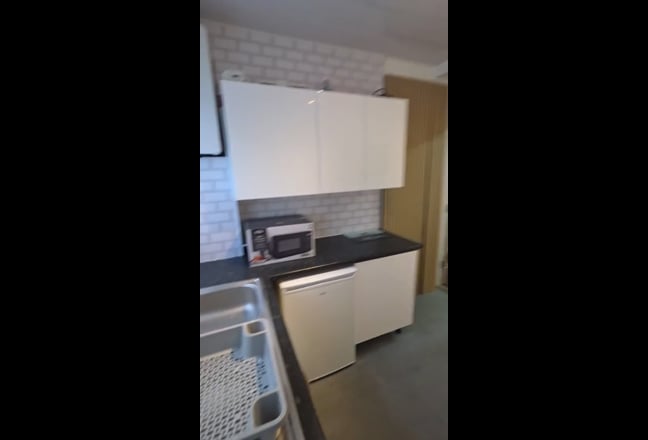 Modern 1‑Bedroom Flat – All Bills Included Main Photo