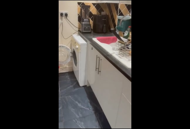 Large en suite - Cowley Main Photo