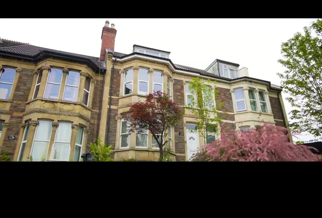 Double room with private bathroom opposite park. Main Photo