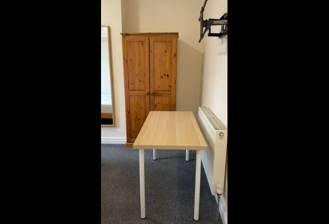 Double en-suite room available, close to city 🔥 Main Photo