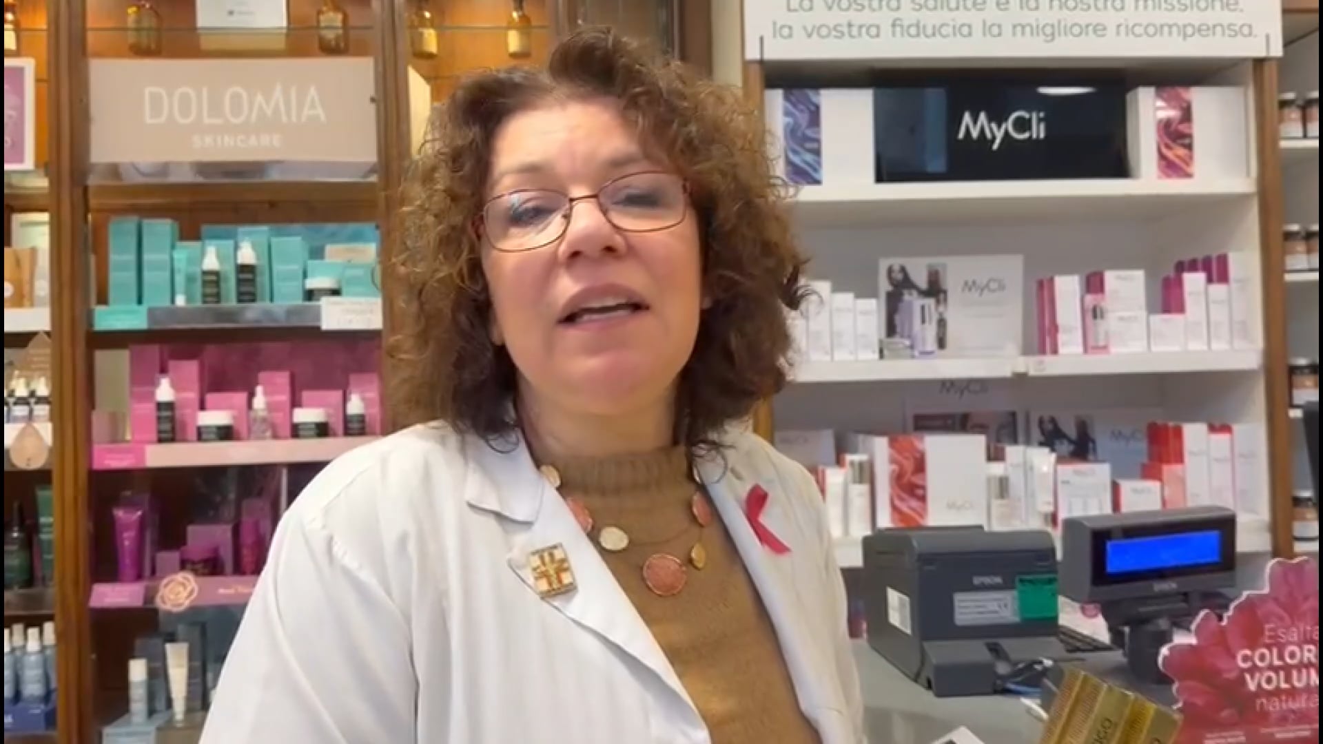 Farmacista sventa lo scippo ai danni di una cliente sotto alle Due Torri