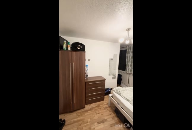 Spacious double  room - 5mins from tube (Zone2/3) Main Photo