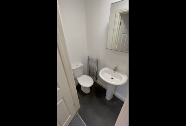 Double En-Suite Room with Parking  Main Photo