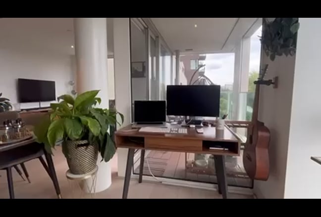 Ensuite Bedroom 5 mins from O2 Main Photo