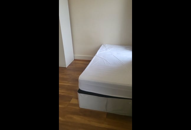 Small Double Room in a large Property Main Photo
