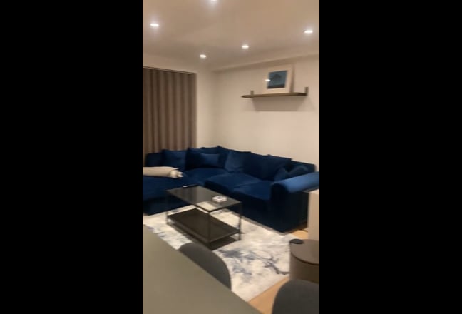 En-suite Double Room in Spacious Flat  Main Photo