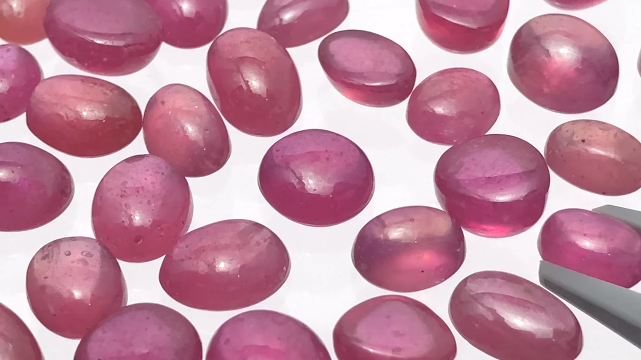 動画】ルビーAA++ フリーフォーム カボション 3個 - 天然石ビーズ