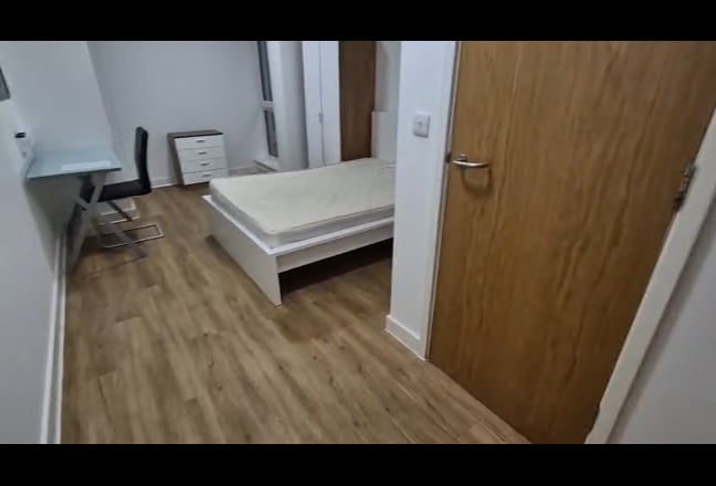 Very Spacious Ensuite for Tenancy Takeover Main Photo