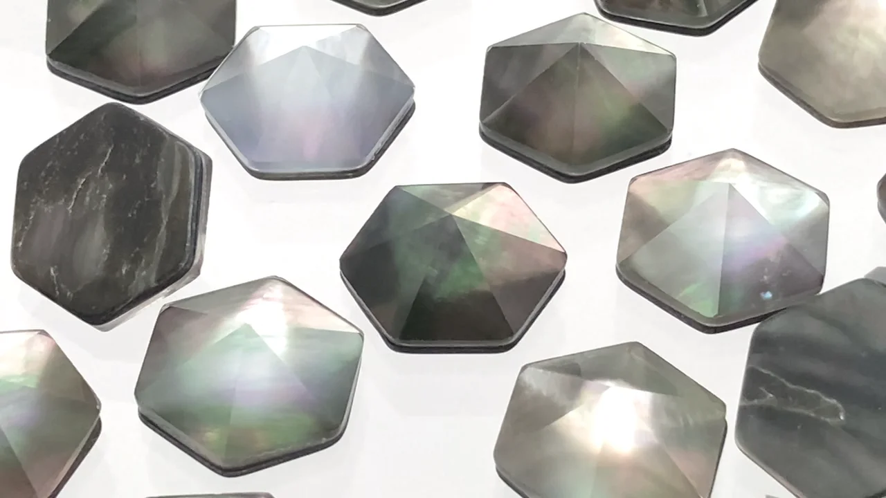 ブラックシェル×クリスタル ヘキサゴン シュガーローフカット15.5×14mm