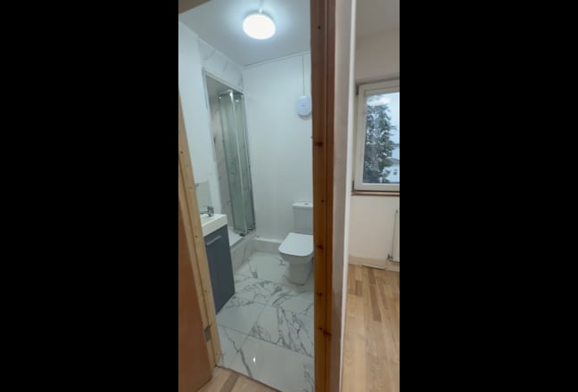 Bright and Airy En-Suite Main Photo