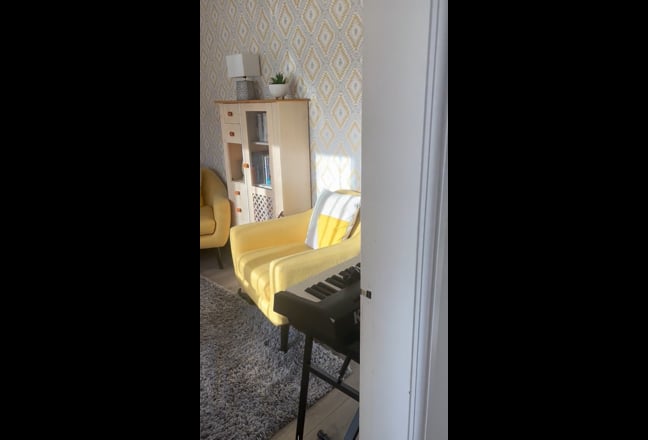    Room   to   let   -   Female household
 Main Photo