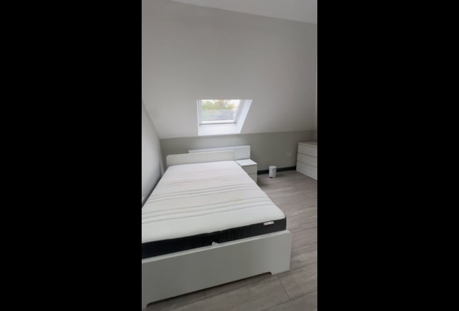 Double room w/ Private bathroom (Sutton) Main Photo