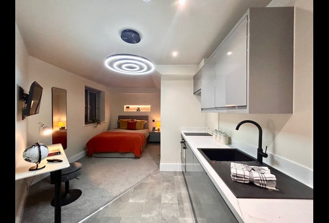 Fantastic Location, Studios -Single Professionals  Main Photo