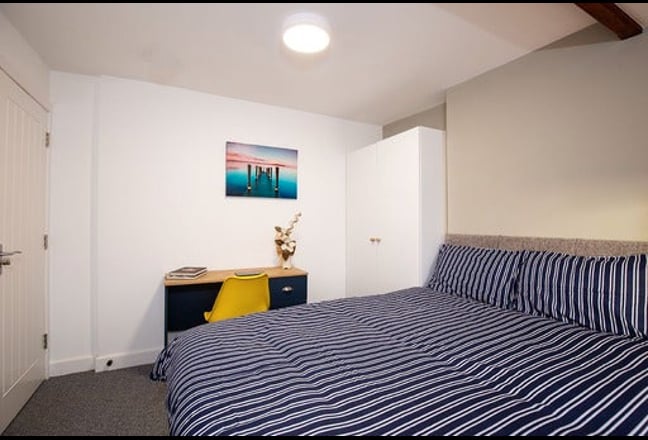 Lovely En-Suite Room for Professionals Available. Main Photo
