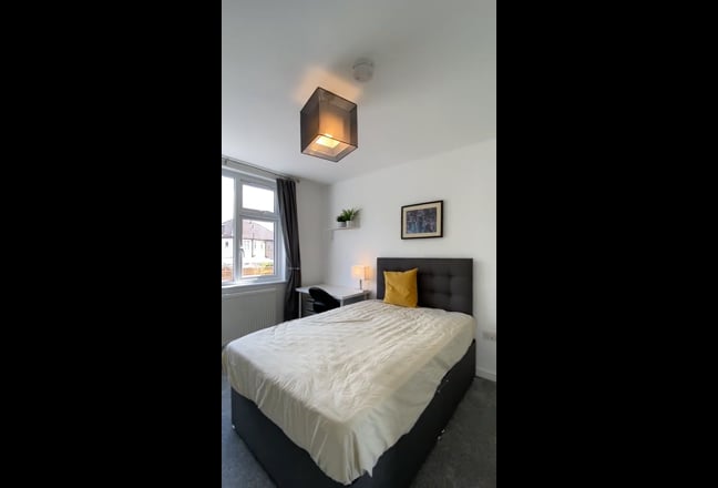 Newly Furnished En suite double Bedroom to LET  Main Photo