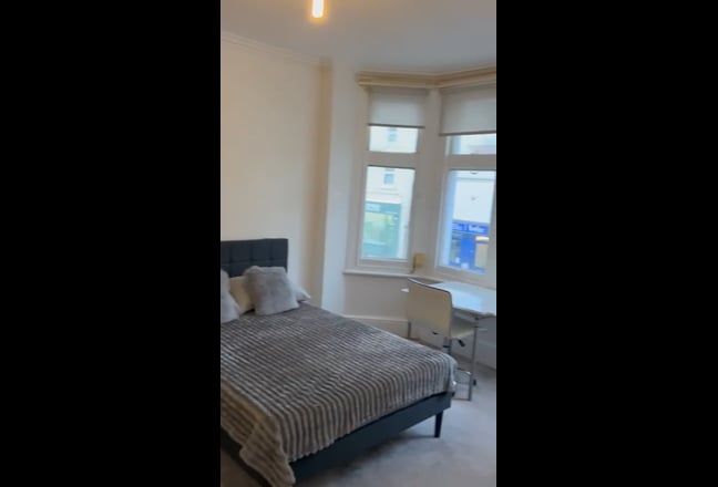 Large bright quiet double room inc bills       Main Photo