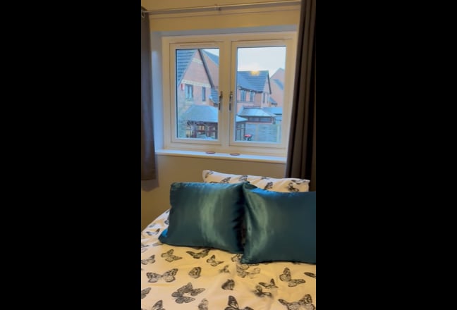 MON-FRI let only. Small double room  Main Photo