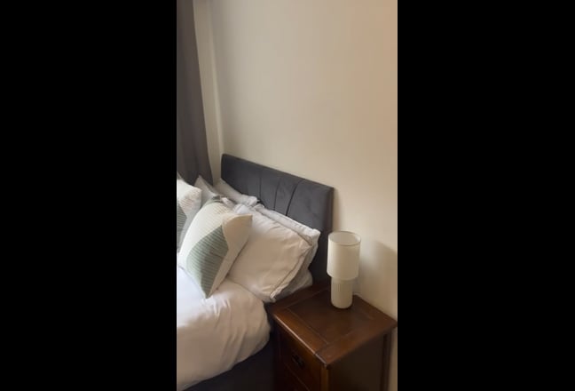 Double ensuite room in town centre Main Photo