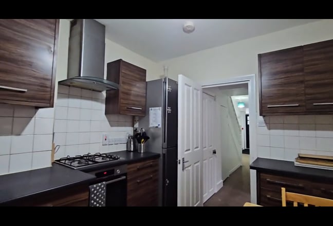 Bright Spacious Room Close to Transport Main Photo