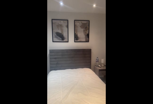 Large Double Room close to City Centre Main Photo