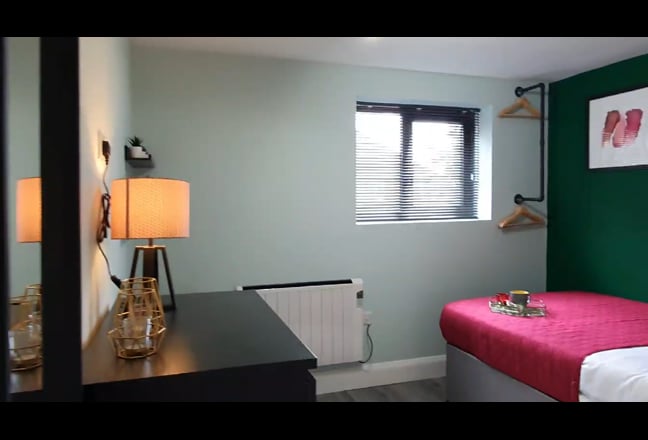 En suite Room , Bills Included , OL9  Main Photo