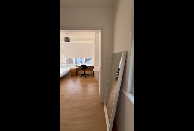 2 Stunning Large En-Suite Room in Prime Gants Hill Main Photo