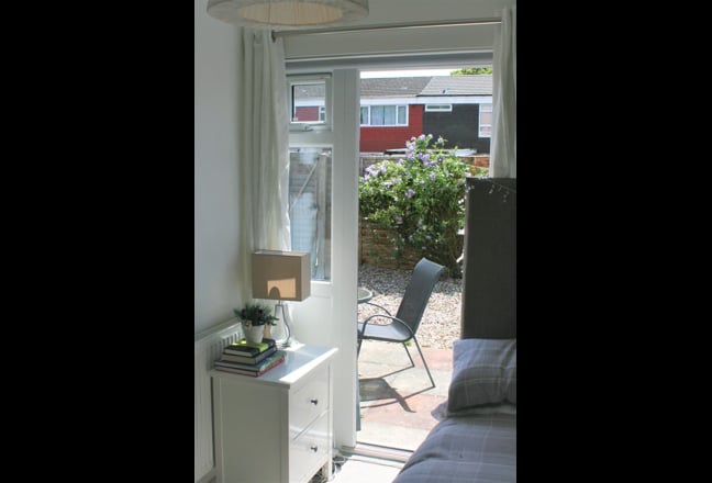 Bright quiet garden room in female house Main Photo