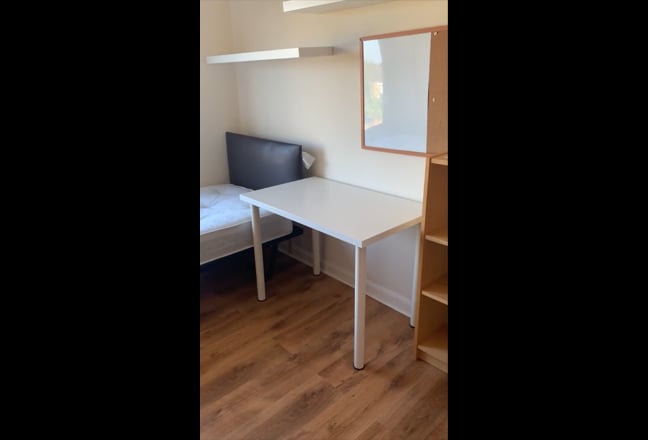 2 rooms available in a 5bed students house Main Photo