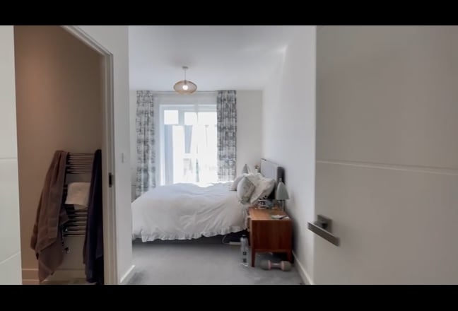 ⚡ Sunny Ensuite Double Room - Bills Inc Main Photo