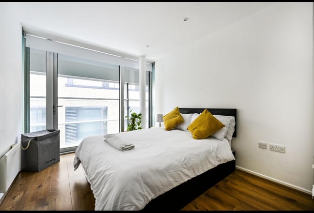 Bright Double Room with Private Balcony Stratford Main Photo