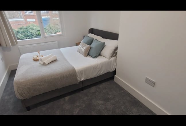 Spacious Double Ensuite 1 min walk to Jubilee line Main Photo