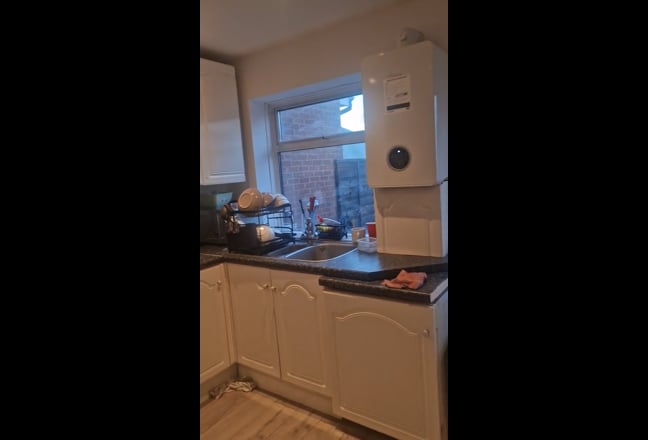 New Renovated 4 bed house with extended kitchen  Main Photo