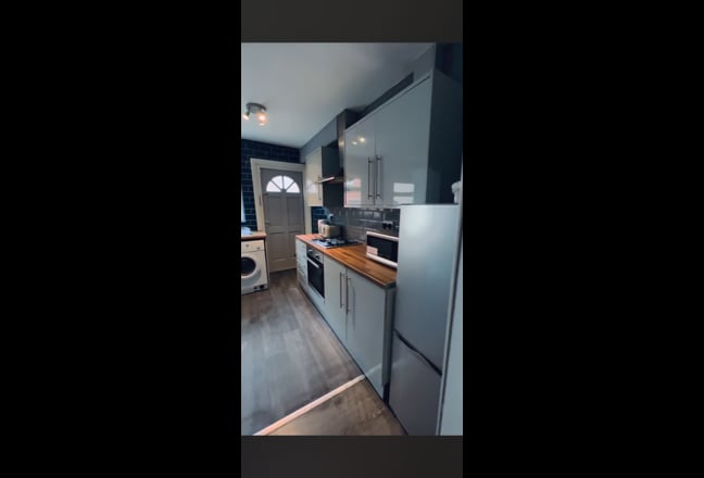 1 spacious room available - All girls flat Main Photo