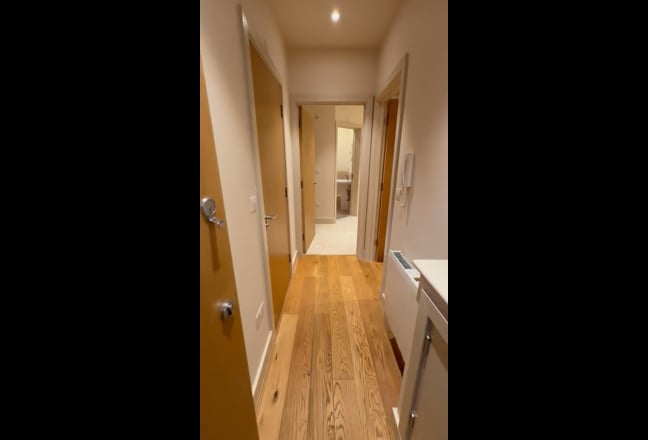 Spacious central apartment with allocated parking Main Photo