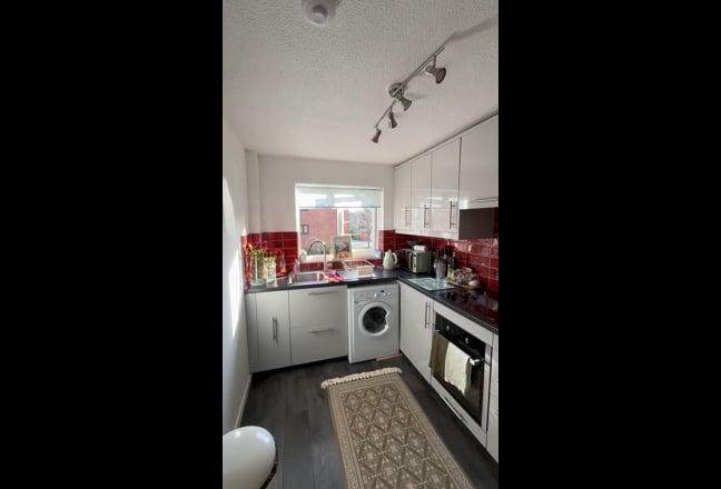 Single room in a two bedroom flat Main Photo