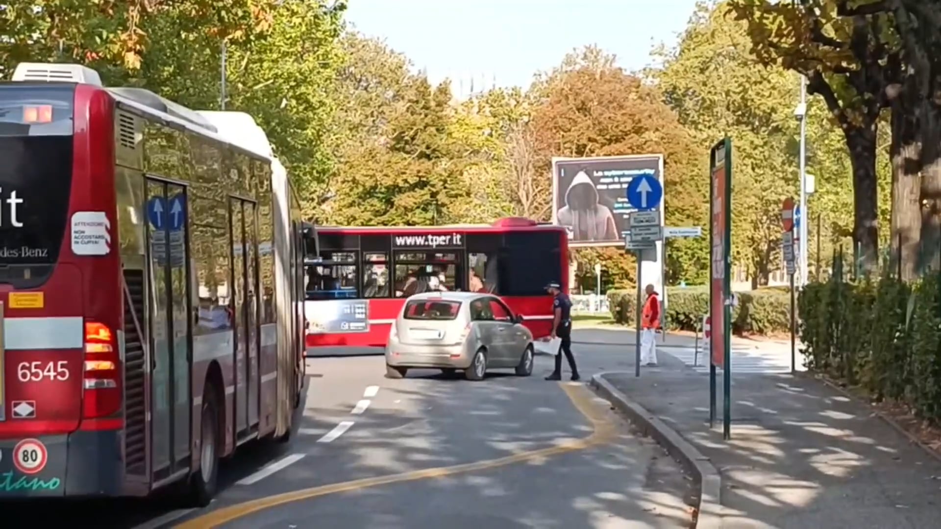 Automobilisti, pedoni e ciclisti alle prese con il traffico e i cantieri del tram